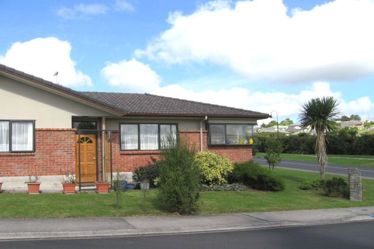 Photo of property in 1 Stonegate Close, Westgate, Auckland, 0614