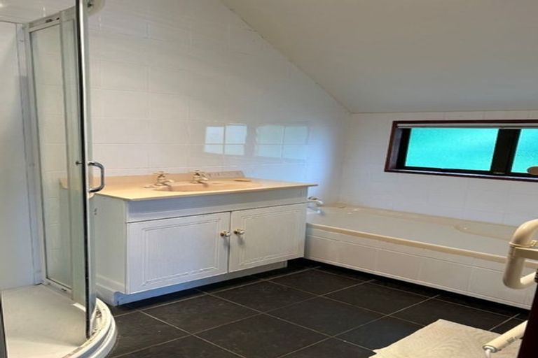 Photo of property in 5 Broadfell Avenue, Avonhead, Christchurch, 8042