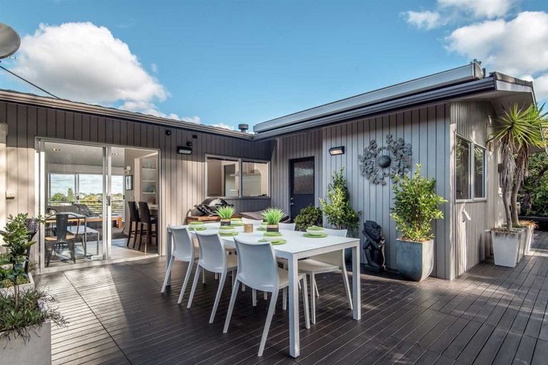 Photo of property in 42 Ravenwood Drive, Forrest Hill, Auckland, 0620