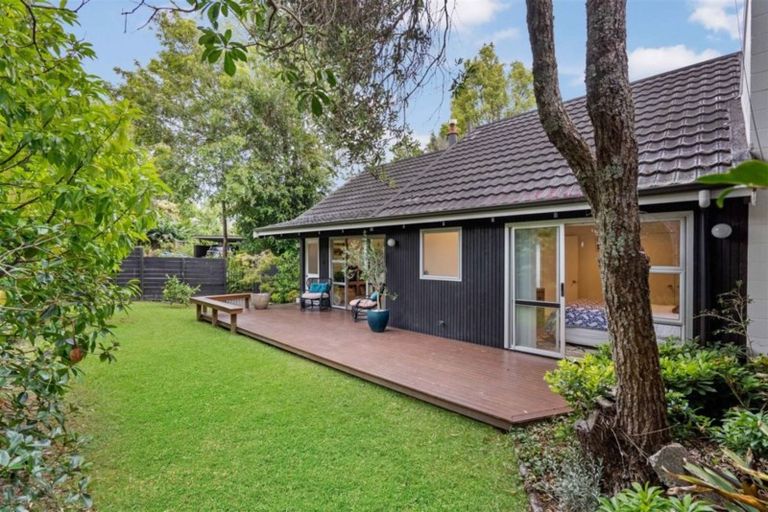 Photo of property in 1/41 Ravenwood Drive, Forrest Hill, Auckland, 0620