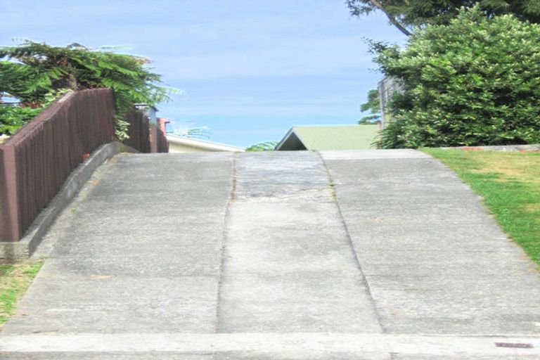 Photo of property in 32 Vista Crescent, Maoribank, Upper Hutt, 5018