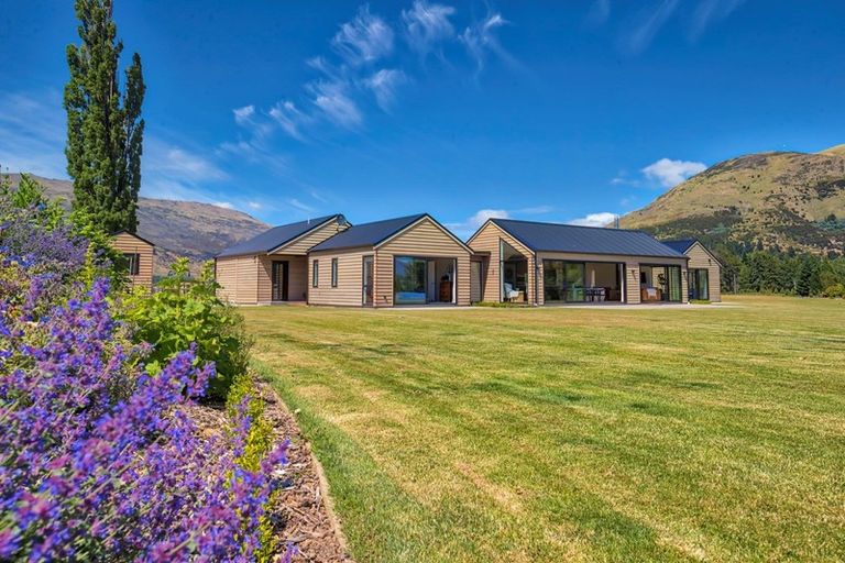 Photo of property in 2 Little Orchard Way, Wanaka, 9382