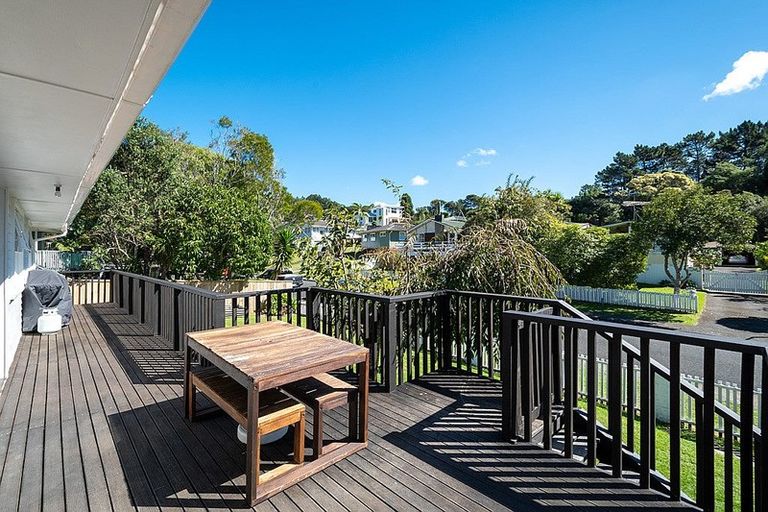Photo of property in 6 Staincross Street, Green Bay, Auckland, 0604