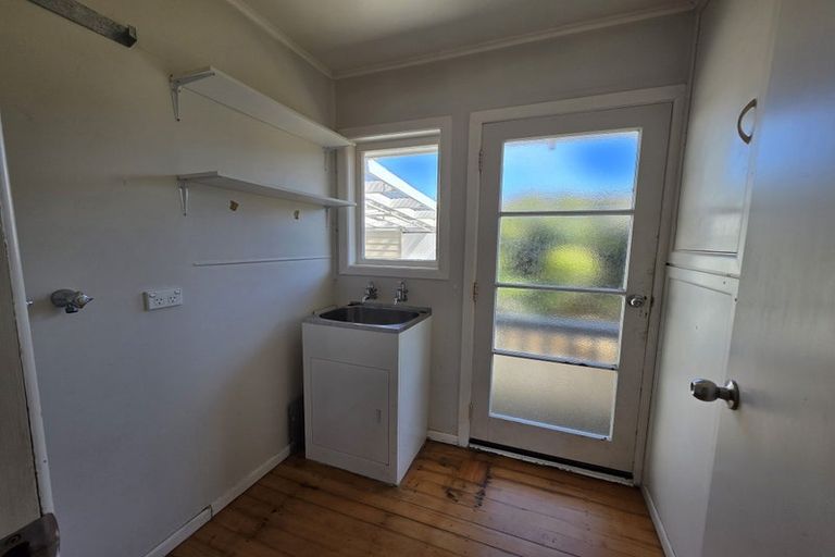 Photo of property in 1 Ward Crescent, Te Atatu Peninsula, Auckland, 0610