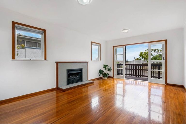 Photo of property in 1/34 Sunset Road, Unsworth Heights, Auckland, 0632