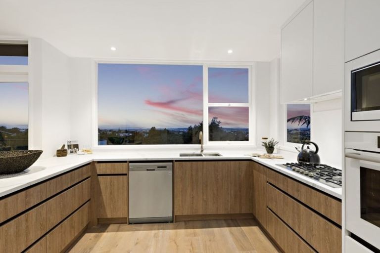 Photo of property in 181 Glenfield Road, Hillcrest, Auckland, 0627