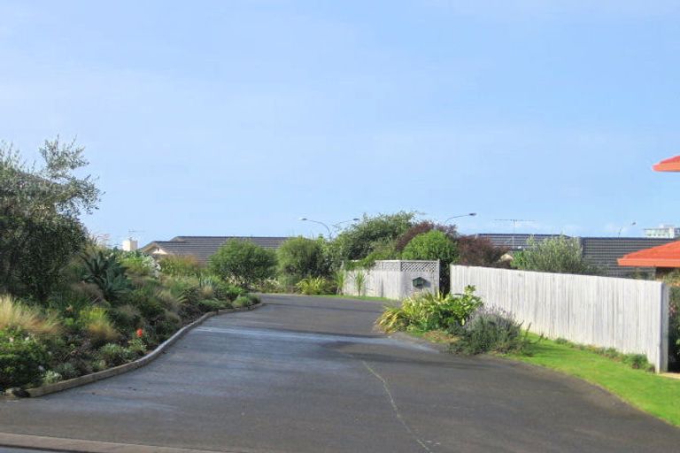 Photo of property in 105 Grovenor Drive, Orewa, 0931