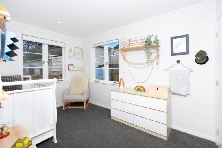 Photo of property in 2/99 Hobsonville Road, West Harbour, Auckland, 0618