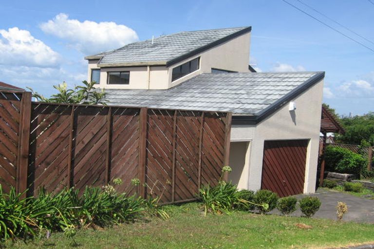 Photo of property in 2/335 Glenfield Road, Glenfield, Auckland, 0629