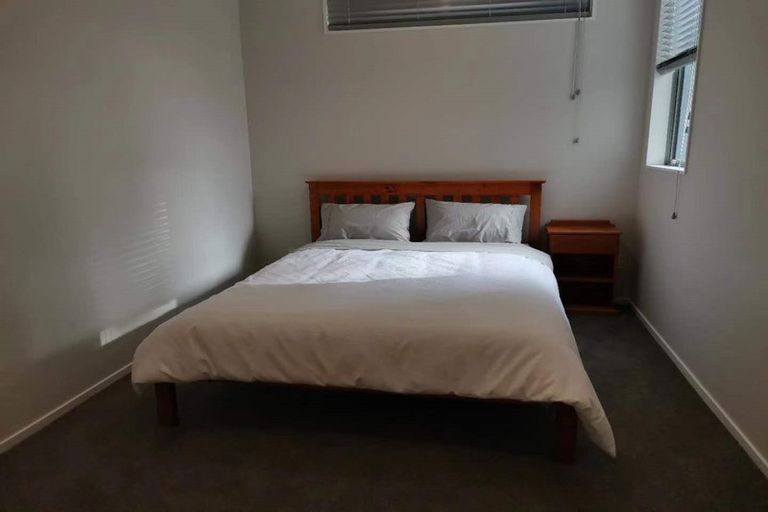 Photo of property in 579 Glenfield Road, Totara Vale, Auckland, 0629