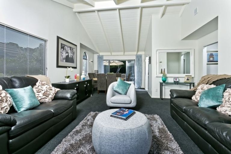 Photo of property in 15 Thornbill Rise, Unsworth Heights, Auckland, 0632