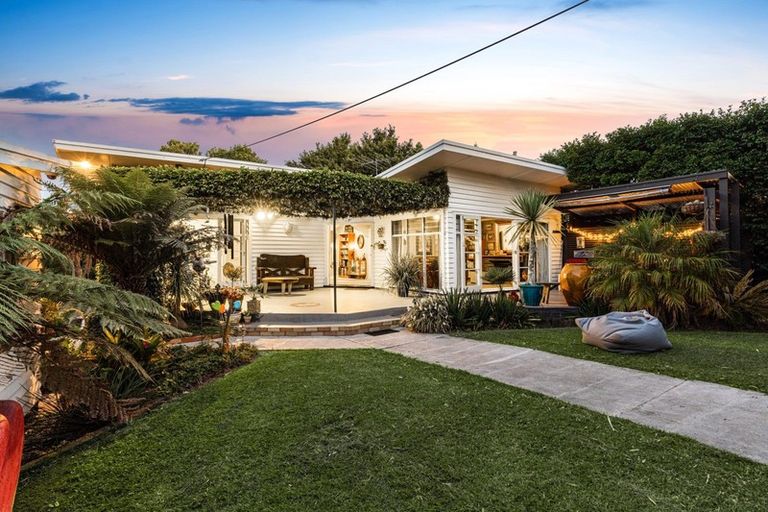 Photo of property in 66 Atkinson Road, Titirangi, Auckland, 0604