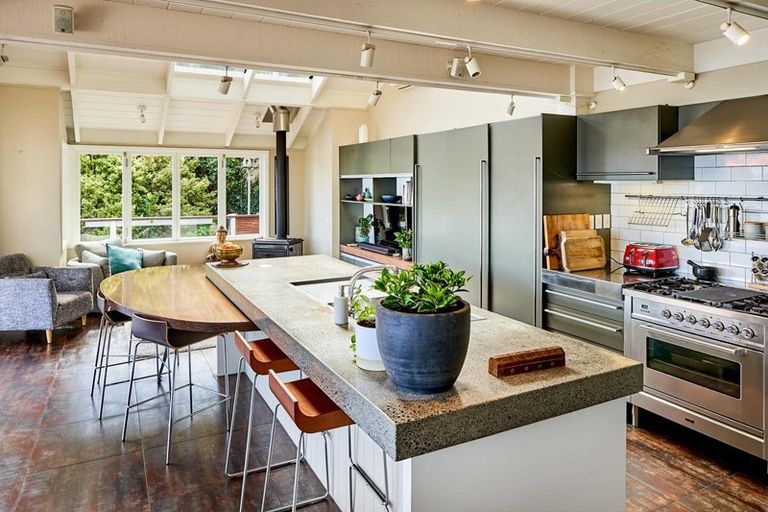 Photo of property in 24 Richmond Road, Mahina Bay, Lower Hutt, 5013