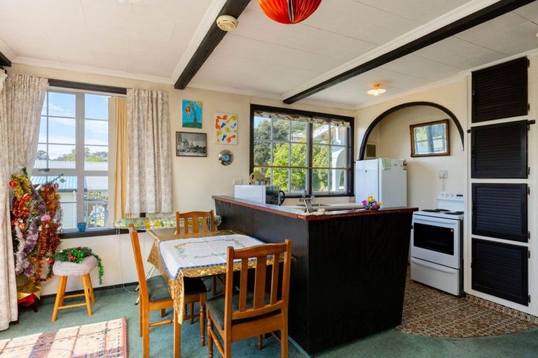 Photo of property in 82 Milton Terrace, Picton, 7220