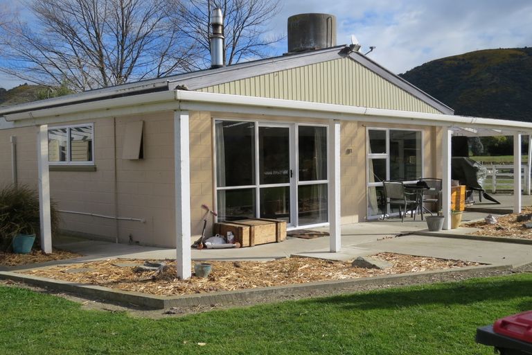 Photo of property in 76 Hakataramea Highway, Waimate, 7977