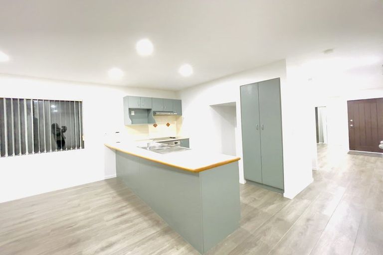 Photo of property in 32 Spalding Rise, Golflands, Auckland, 2013