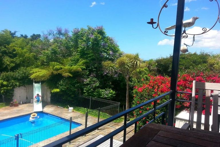 Photo of property in 26 Beach Road, Mellons Bay, Auckland, 2014