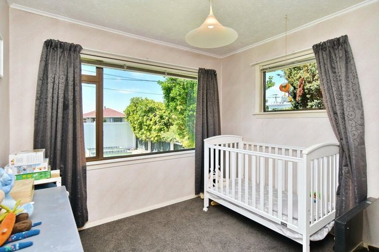 Photo of property in 15 Emlyn Place, Avondale, Christchurch, 8061