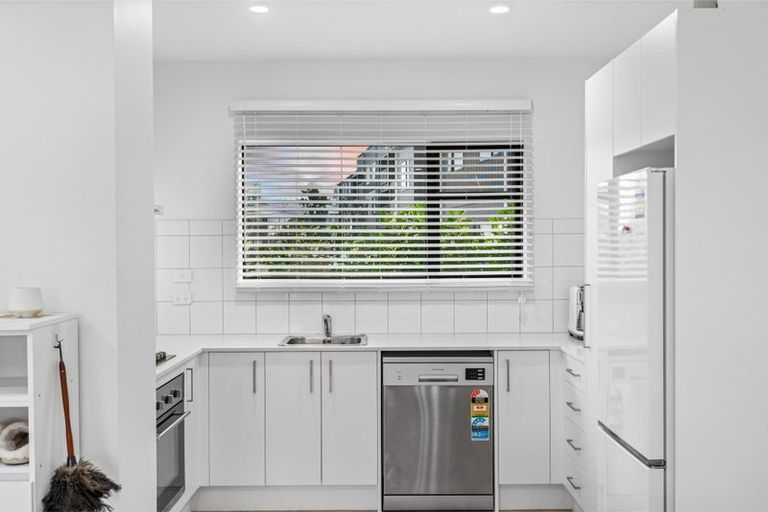 Photo of property in 37 Eileen Newey Place, Henderson, Auckland, 0612