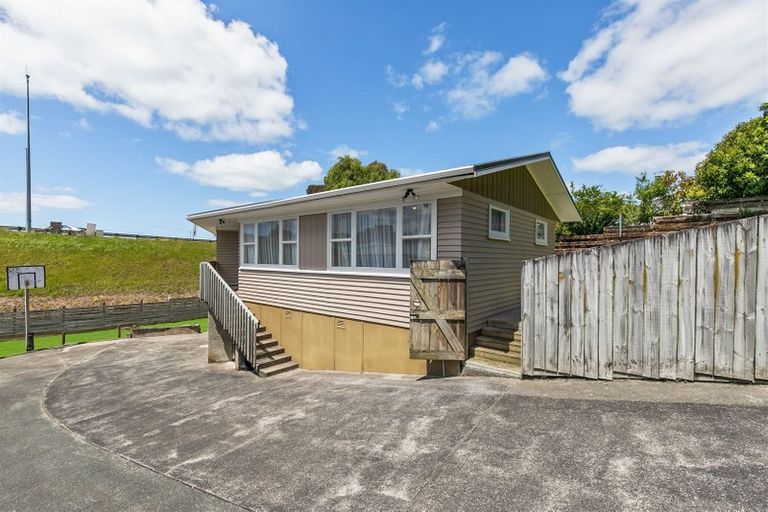 Photo of property in 15 Totaravale Drive, Totara Vale, Auckland, 0629