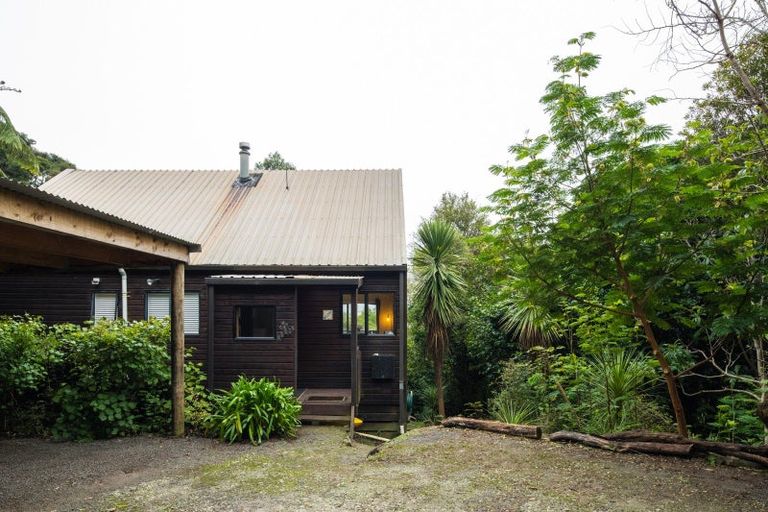 Photo of property in 14 Sandy Bay Road, Black Rock, Picton, 7282