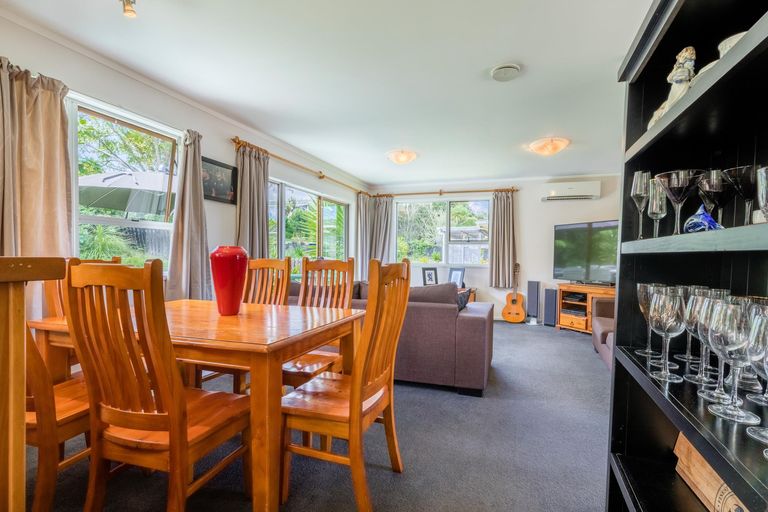 Photo of property in 16 Pankhurst Place, Sunnyvale, Auckland, 0612