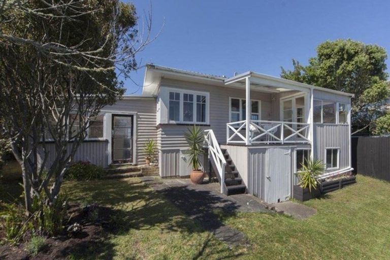 Photo of property in 50 Hobsonville Road, West Harbour, Auckland, 0618