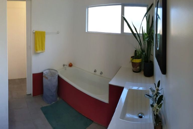 Photo of property in 15 Linda Street, Oakura, 4314