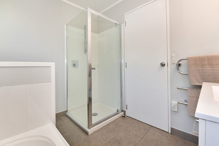 Photo of property in 30b Elliston Crescent, Stanmore Bay, Whangaparaoa, 0932