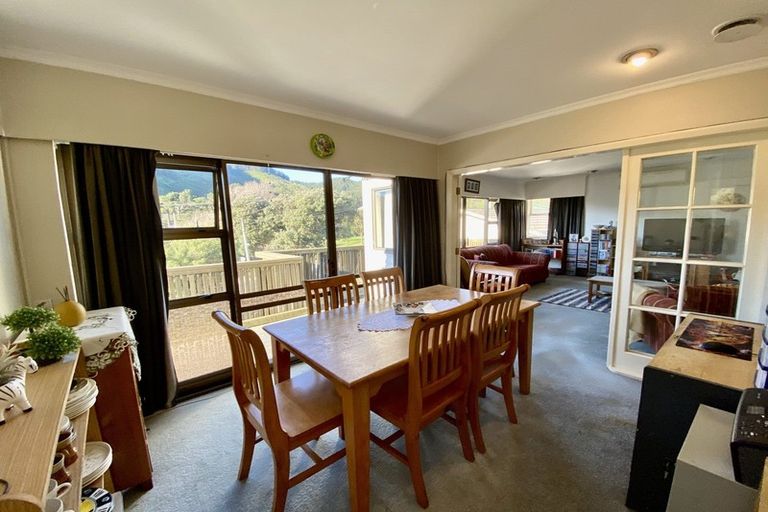 Photo of property in 42 Raroa Terrace, Tawa, Wellington, 5028