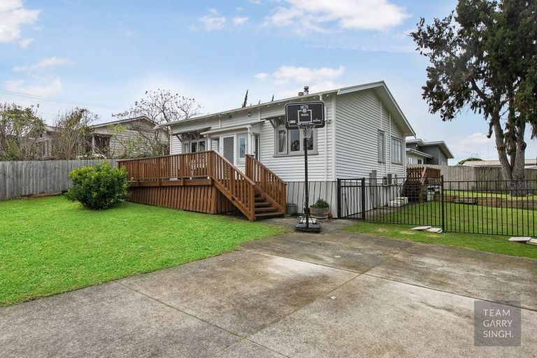Photo of property in 1 Waiari Road, Conifer Grove, Takanini, 2112