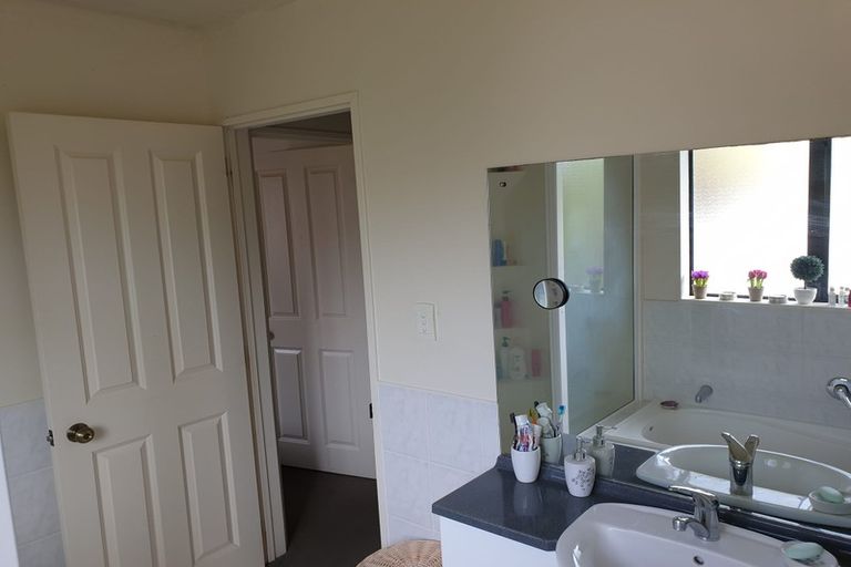 Photo of property in 12 Black Teal Close, Unsworth Heights, Auckland, 0632