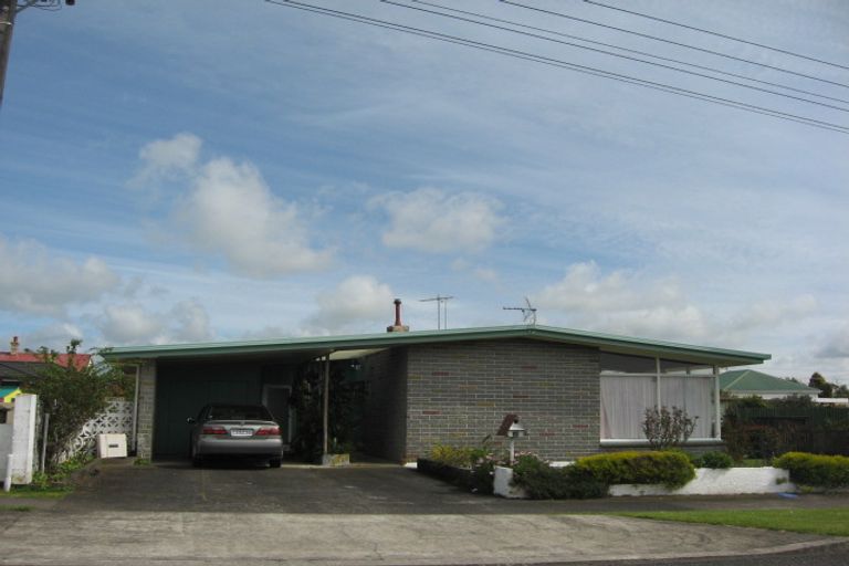 Photo of property in 10 Maire Street, Inglewood, 4330