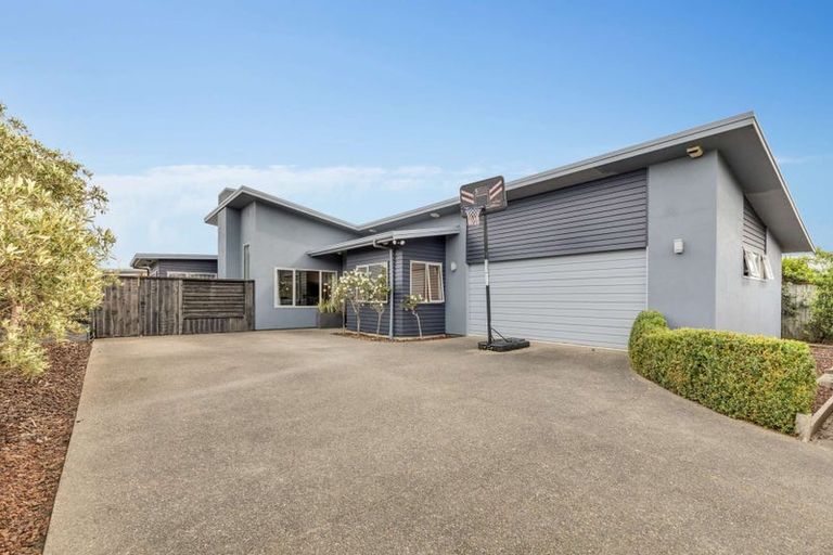 Photo of property in 5 Chestnut Close, Kelvin Grove, Palmerston North, 4414