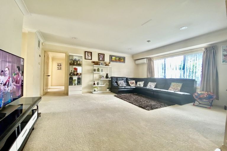 Photo of property in 16 Glenveagh Park Drive, Weymouth, Auckland, 2103