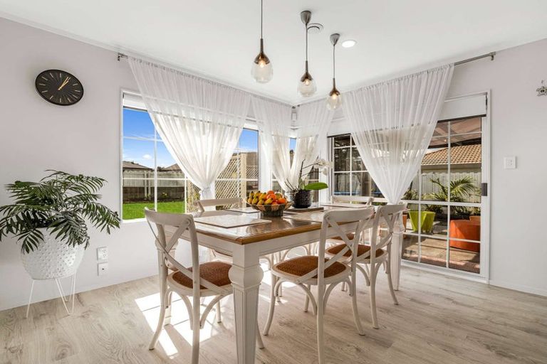 Photo of property in 52 Riverton Drive, Randwick Park, Auckland, 2105