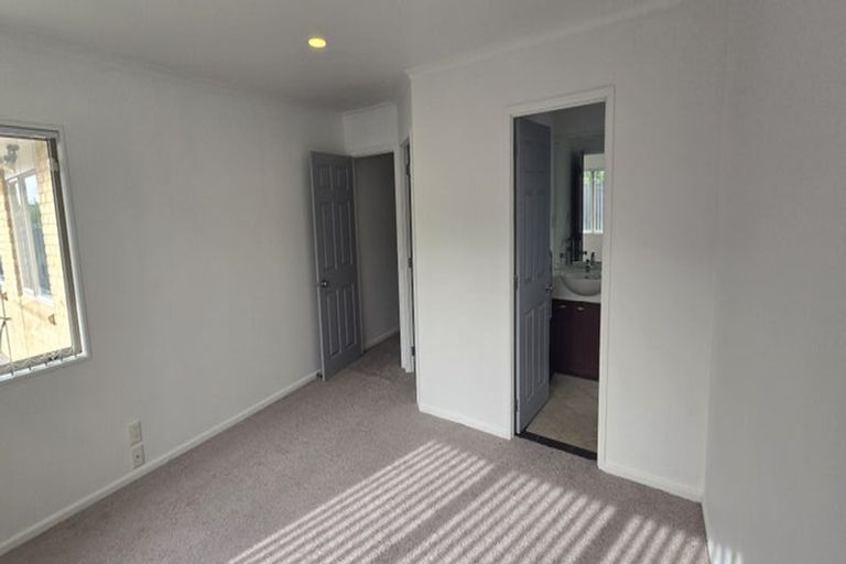 Photo of property in 48 Thornbury Crescent, East Tamaki Heights, Auckland, 2016