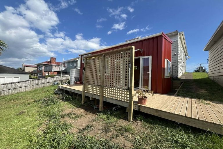 Photo of property in 51 Onewa Road, Northcote, Auckland, 0627