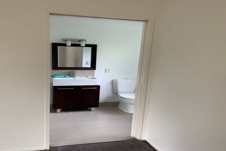 Photo of property in 5 St Thomas More Lane, Glenfield, Auckland, 0629