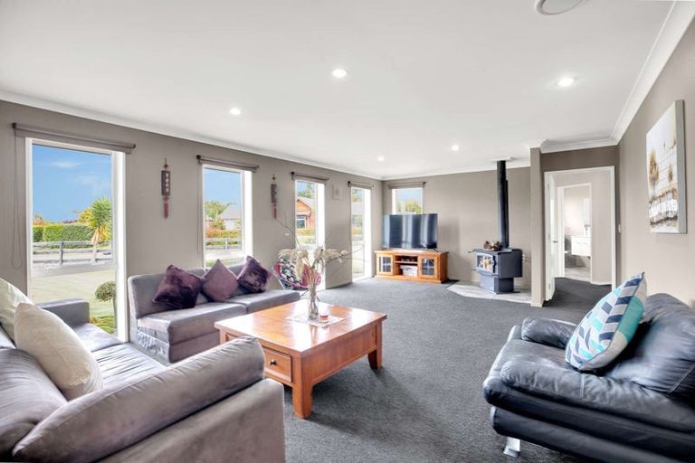 Photo of property in 15 Riverside Way, Amberley, 7410