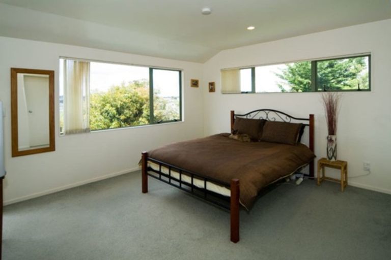 Photo of property in 11 Mannikin Place, Unsworth Heights, Auckland, 0632