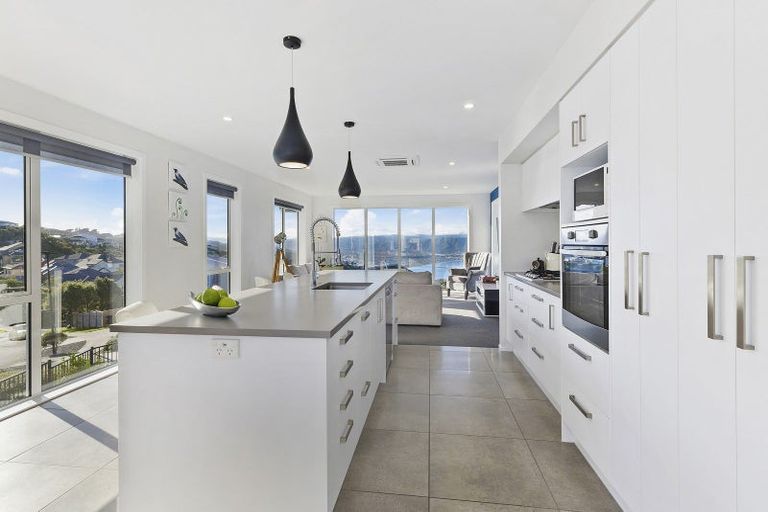 Photo of property in 2 Promontory Crescent, Newlands, Wellington, 6037