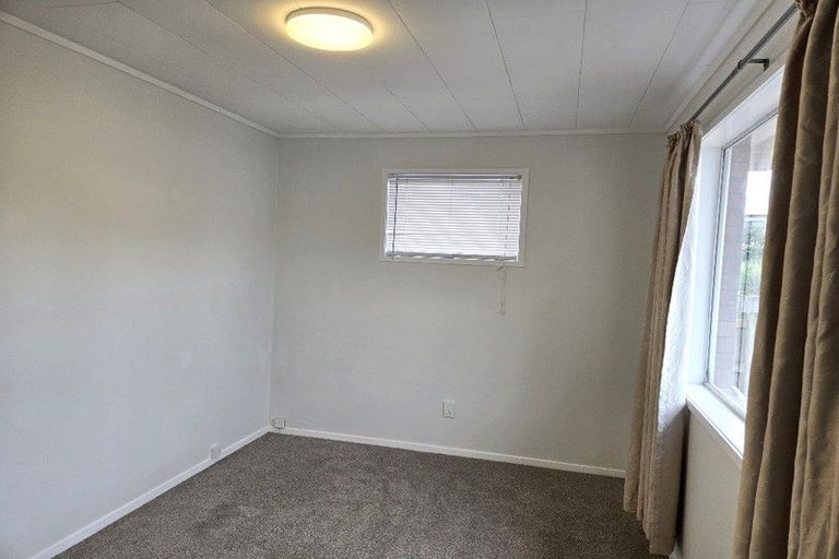 Photo of property in 2/56 Cockayne Crescent, Sunnynook, Auckland, 0620