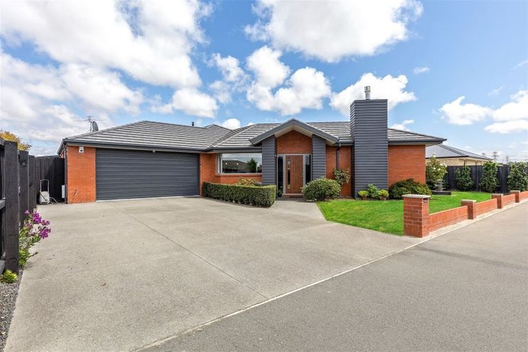 Photo of property in 8 Glen Kerran Close, Broomfield, Christchurch, 8042