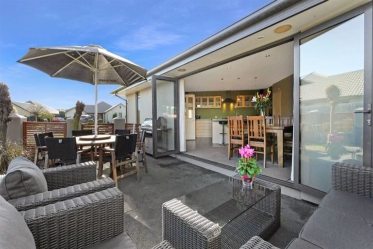 Photo of property in 25 Linkwater Way, Parklands, Christchurch, 8083