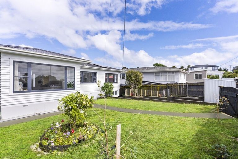 Photo of property in 692 East Coast Road, Pinehill, Auckland, 0632