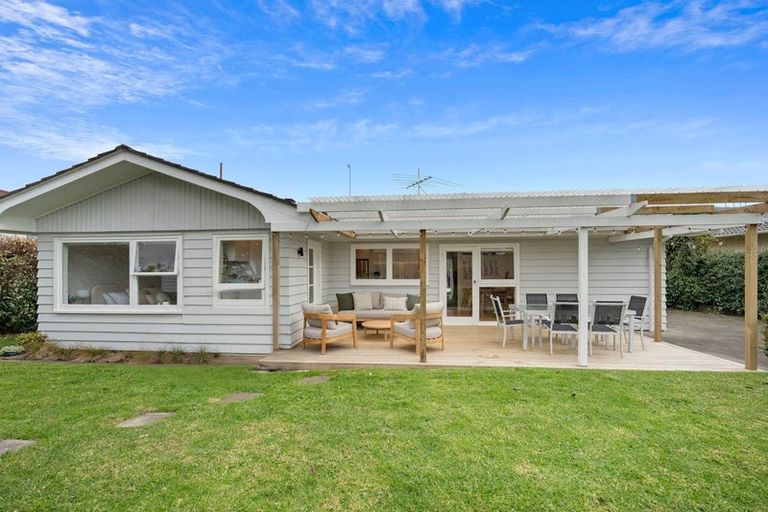 Photo of property in 18 Booralee Avenue, Botany Downs, Auckland, 2010