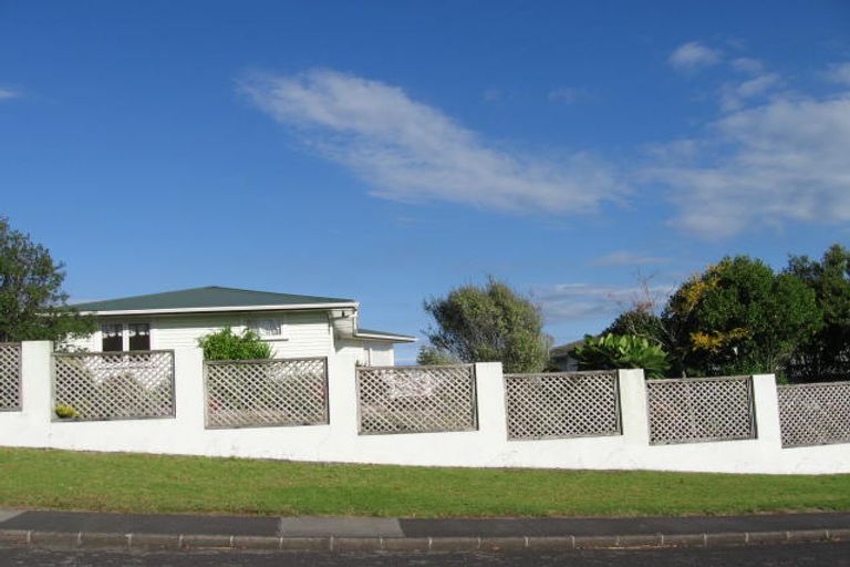 Photo of property in 14 Lantana Road, Green Bay, Auckland, 0604