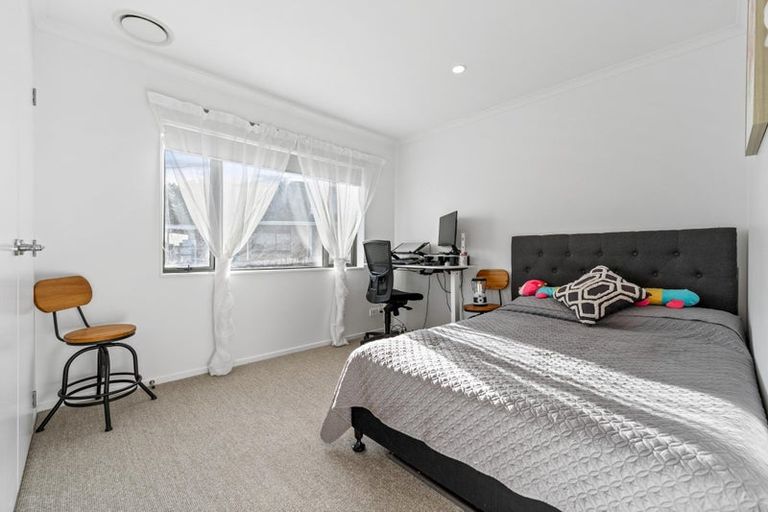 Photo of property in 22 William Wallbank Crescent, Swanson, Auckland, 0614