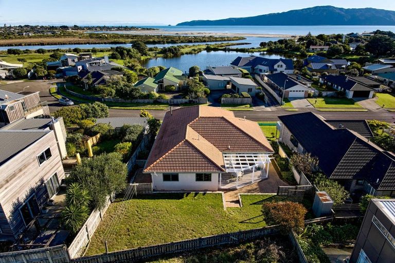 Photo of property in 11 Major Durie Place, Waikanae Beach, Waikanae, 5036